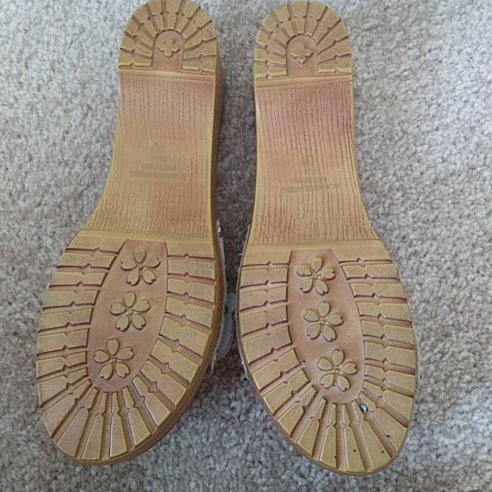 Shoe - Picture 4 of 8